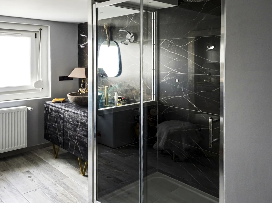 Salle de bain moderne et luxueuse avec douche à l'italienne en verre trempé, cadre en inox chromé