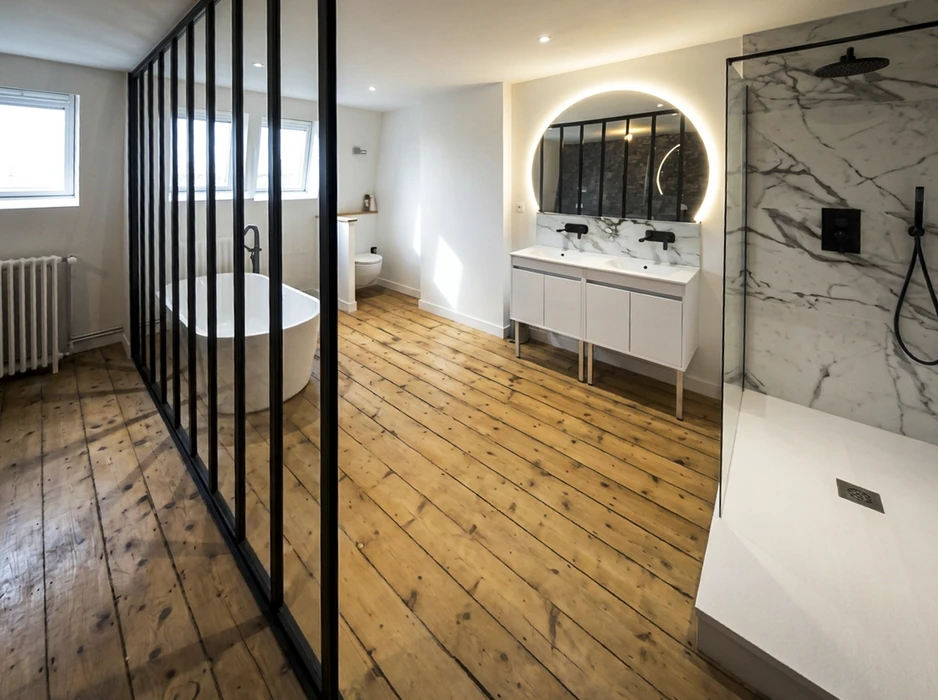 Salle de bain contemporaine spacieuse avec parquet en pin massif