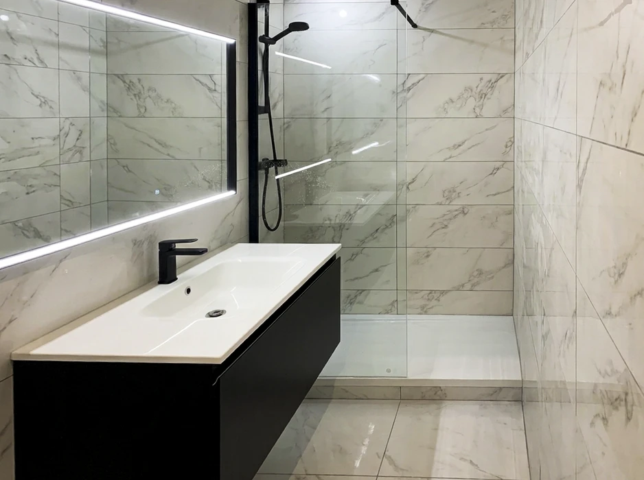 Salle de bain moderne entièrement rénovée, sans personnage