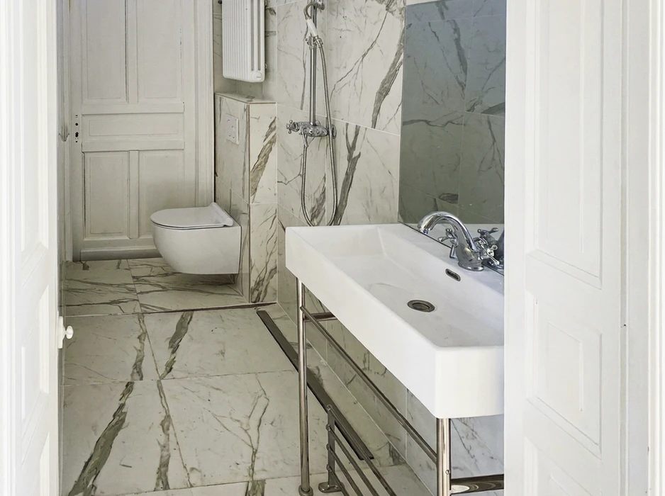 Salle de bain luxueuse vue depuis l'entrée