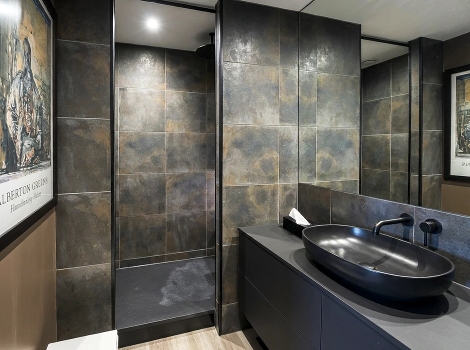 Salle de bain haut de gamme au design industriel sombre