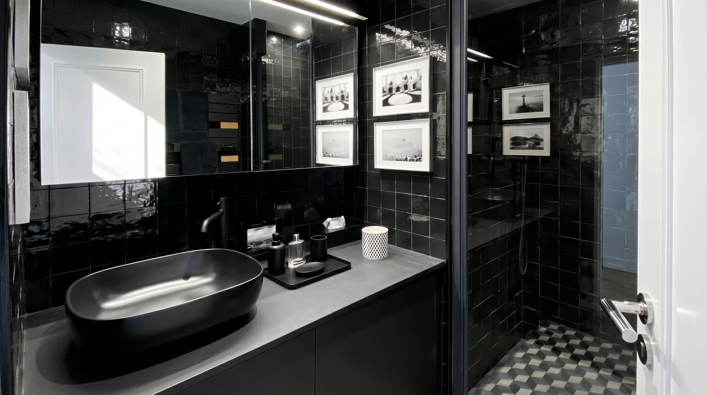 Salle de bains de luxe au design monochrome noir