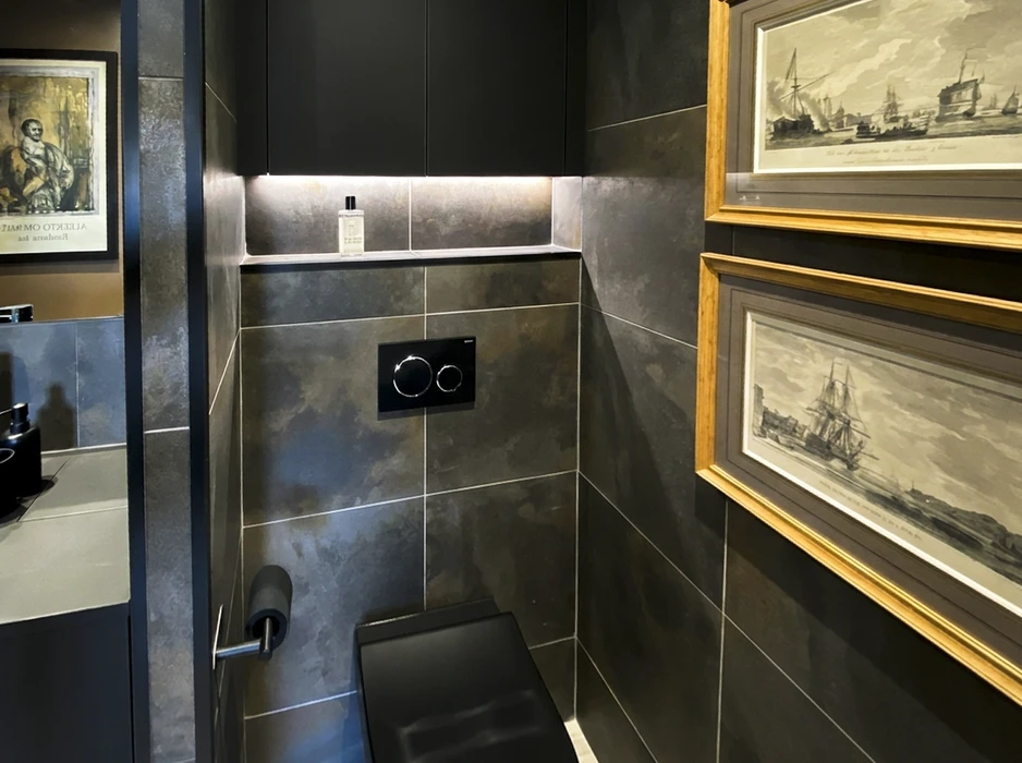 WC suspendu design avec bâti-support encastré, commande de chasse Geberit double touche chromée noire