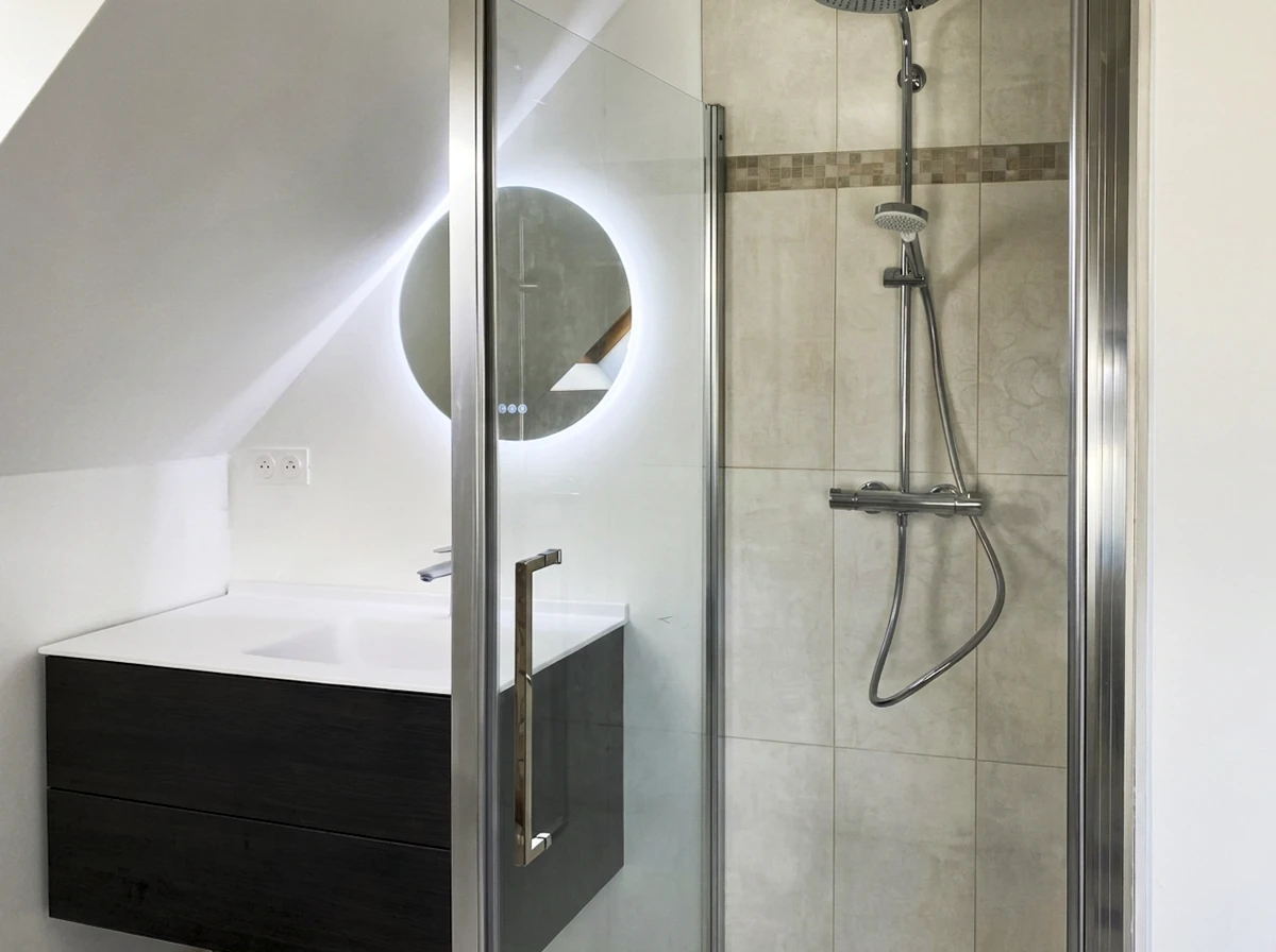 Salle de bains luxueuse entièrement décorée en noir, style contemporain