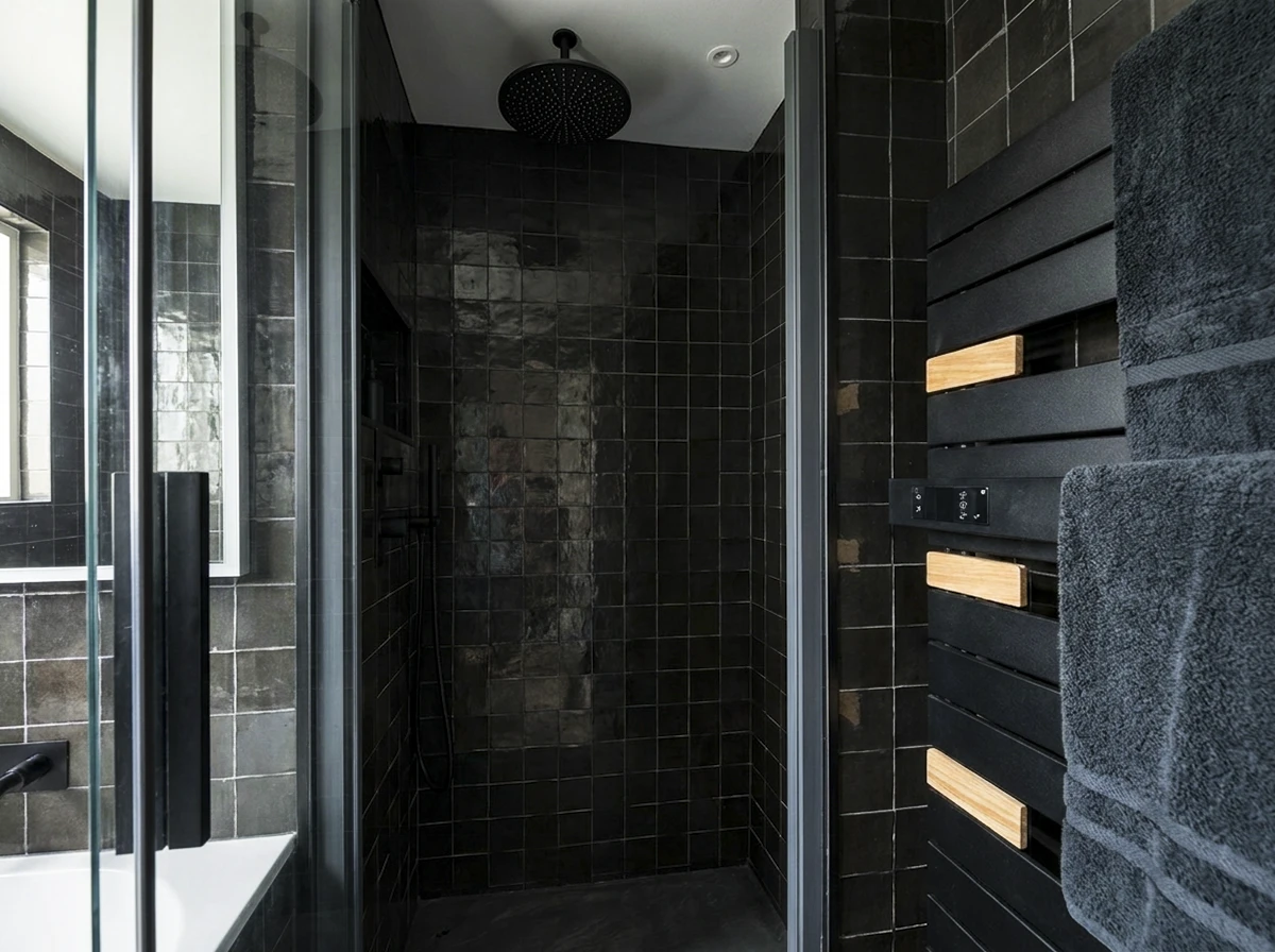 Salle de bain moderne avec vanité en bois à lamelles verticales, vasque noire ronde posée, robinetterie noire mate
