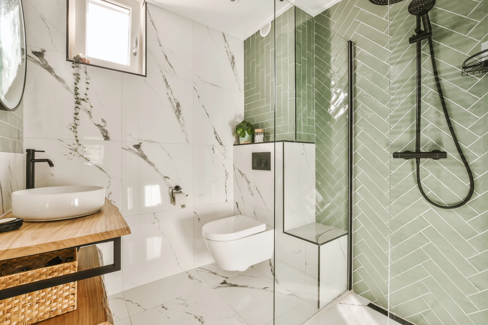 Salle de bain moderne avec douche à l'italienne et vasque sur plan de travail en bois