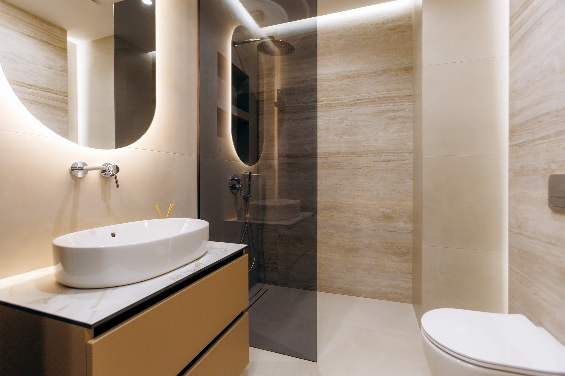 Salle de bain moderne avec douche à l'italienne, WC et vasque encastrée dans plan de travail noir