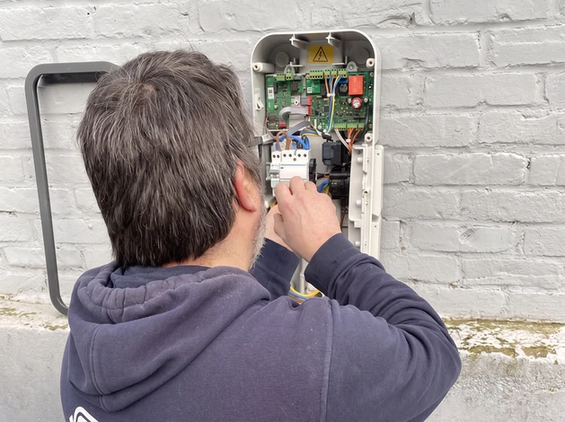 Photographie réaliste montrant l'équipe d'ETS L.E.P dans un contexte professionnel authentique : plusieurs artisans et techniciens (électriciens, plombiers, chauffagistes) en tenue de travail, sur un chantier ou dans les locaux professionnels, en discussion ou en action sur un projet. L'image doit transmettre l'expertise, la cohésion d'équipe, la proximité professionnelle et la passion partagée. Les visages doivent être visibles, montrant une équipe diverse et engagée. Ambiance chaleureuse et professionnelle, reflet d'une équipe familiale depuis 2011.